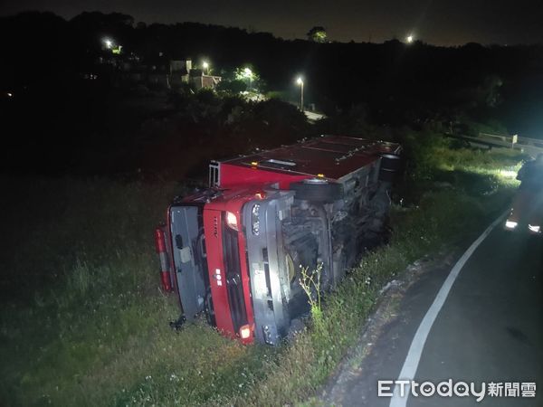 ▲▼水箱車側翻。（圖／記者陳雕文翻攝）