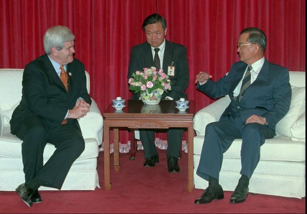 ▲▼前任眾議長金瑞契（Newt Gingrich）1997年訪台與時任總統李登輝、副總統連戰會面。（圖／達志影像／美聯社）