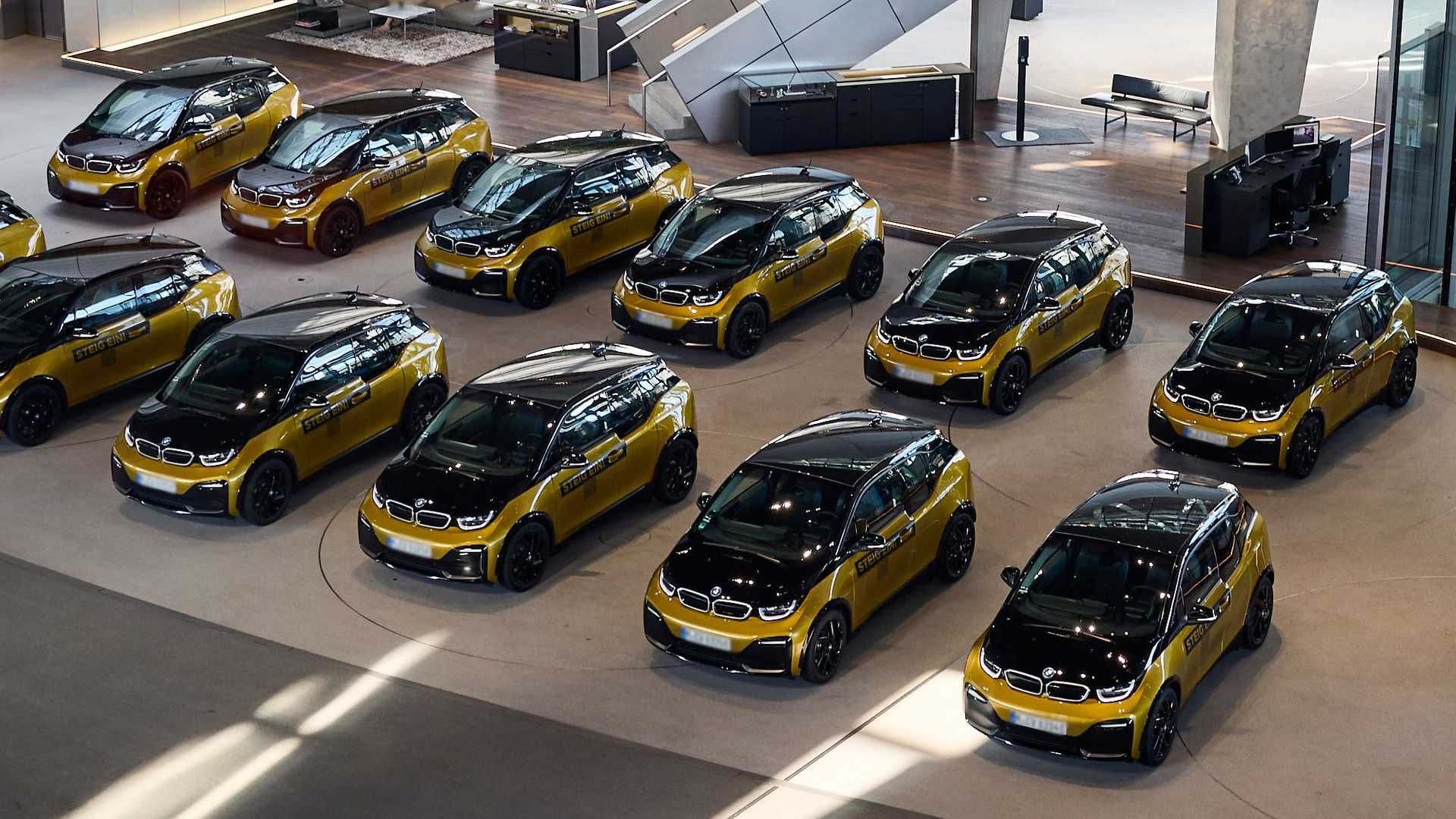 ▲BMW i3交付完畢。（圖／翻攝自BMW）