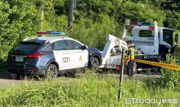 ▲▼台南殺2警案，沾有血跡與遺留彈孔的警車拖離。（圖／記者黃彥傑攝）