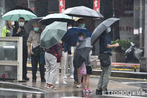 ▲▼天氣,行人,路人,雷雨,口罩,大雨,大雷雨,下雨,雨天,豪大雨,午後雷陣雨,梅雨,降雨,氣象,豪雨,颱風外圍環流,西南氣流,鋒面,撐傘,雨傘,陰雨綿綿,潮濕,濕度,熱對流,天氣配圖。（圖／記者李毓康攝）