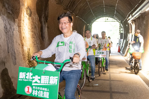 ▲▼林佳龍、江聰淵草嶺古道騎乘自行車。（圖／林佳龍競選辦公室提供）