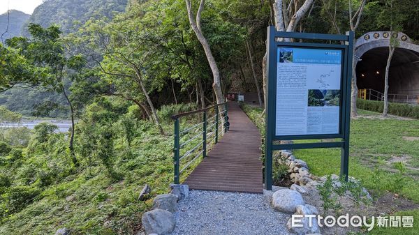 ▲小錐麓步道東眺太魯閣牌坊及立霧溪出海口。（圖／太管處提供，下同）