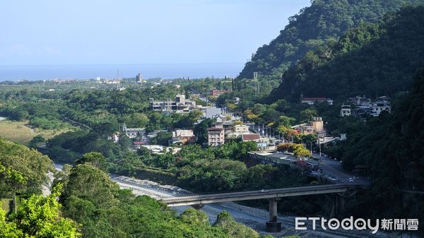 ▲小錐麓步道東眺太魯閣牌坊及立霧溪出海口。（圖／太管處提供，下同）