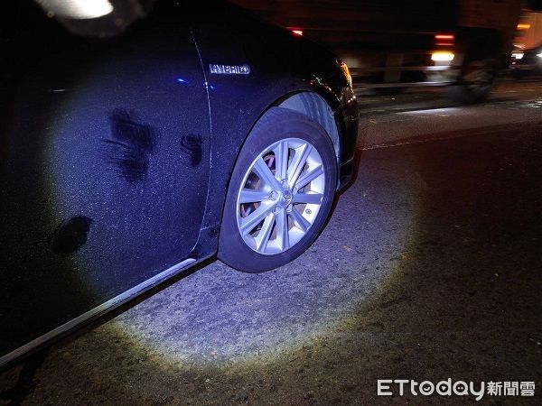 ▲▼後方自小客車接著再輾壓過女童，造成女童肝臟撕裂傷、四肢多處擦挫傷，路面血跡斑斑，雖經緊急送醫仍宣告不治。（圖／記者楊熾興翻攝）