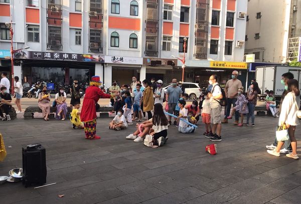 ▲板橋魔幻林園浪漫燈海光廊 新北街頭藝人冬月獻藝。（圖／新北市文化局提供）