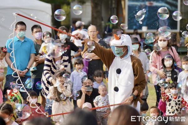 ▲2023台南耶誕跨年系列活動第3場親子活動「一起放風迎耶誕」，10日在麻豆總爺大草皮歡樂登場，市長黃偉哲特地到場和大小朋友一同互動。（圖／記者林悅翻攝，下同）