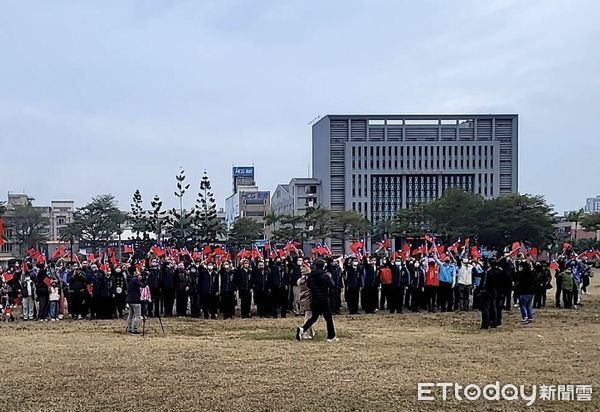 ▲為迎接2023年元旦新年，市府1日上午分別於新營區南瀛綠都心公園及永華市政中心西拉雅廣場舉辦升旗典禮，由黃偉哲市長、邱莉莉議長、議員、市府各局處首長出席。（圖／記者林悅翻攝，下同）