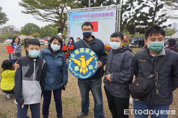 ▲台南市永福國小星星兒家族團隊數十年來依然堅持傳統，在新年的第1天到市府西拉雅廣場參與元旦升旗及週邊進行自主健走活動，隨後前往鹿耳門天后宮領取新年許願牌祈福許願。（圖／記者林悅翻攝，下同）