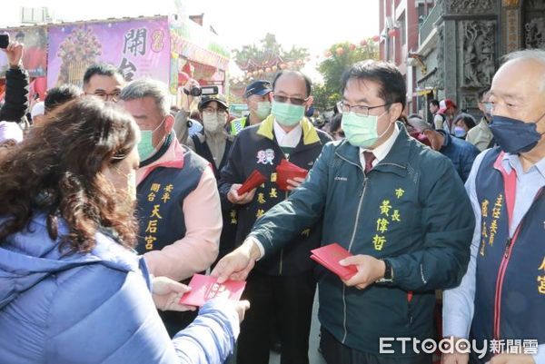 ▲台南市長黃偉哲，大年初三前往安平區台南安平開台天后宮上香祈福，在開台天后宮主委盧友禮人陪同下參香祈福，祈願台南市運昌隆、風調雨順。（圖／記者林悅翻攝，下同）