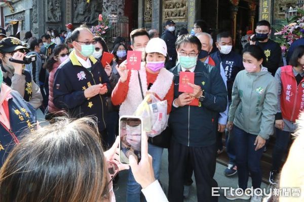 ▲台南市長黃偉哲，大年初三前往安平區台南安平開台天后宮上香祈福，在開台天后宮主委盧友禮人陪同下參香祈福，祈願台南市運昌隆、風調雨順。（圖／記者林悅翻攝，下同）