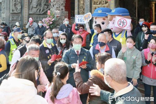 ▲台南市長黃偉哲，大年初三前往安平區台南安平開台天后宮上香祈福，在開台天后宮主委盧友禮人陪同下參香祈福，祈願台南市運昌隆、風調雨順。（圖／記者林悅翻攝，下同）