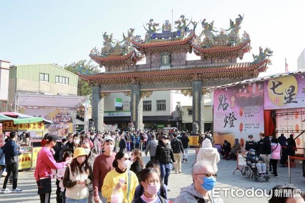 ▲台南市長黃偉哲，大年初三前往安平區台南安平開台天后宮上香祈福，在開台天后宮主委盧友禮人陪同下參香祈福，祈願台南市運昌隆、風調雨順。（圖／記者林悅翻攝，下同）