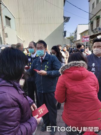 ▲台南市長黃偉哲，大年初三前往安平區安平開台天后宮上香祈福，在開台天后宮主委盧友禮人陪同下參香祈福，祈願台南市運昌隆、風調雨順。（圖／記者林悅翻攝，下同）