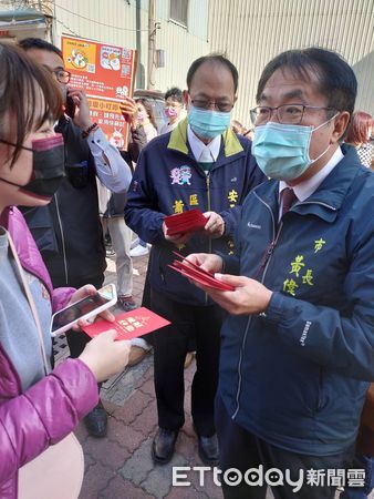 ▲台南市長黃偉哲，大年初三前往安平區安平開台天后宮上香祈福，在開台天后宮主委盧友禮人陪同下參香祈福，祈願台南市運昌隆、風調雨順。（圖／記者林悅翻攝，下同）