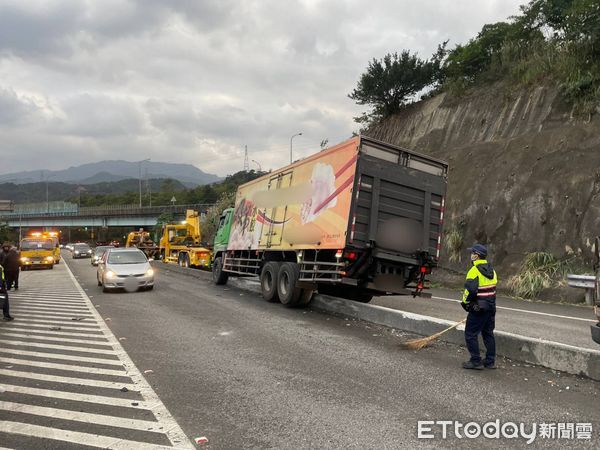 ▲國1北向八堵出口大貨車自撞。（圖／記者郭世賢翻攝）