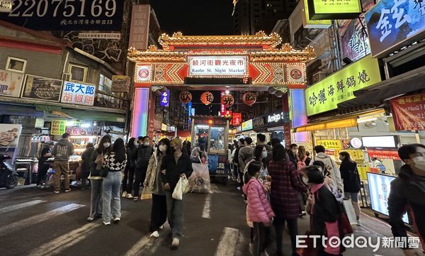 ▲▼饒河街夜市人潮，不少觀光客及民眾來逛街順便大啖美食。（圖／記者謝盛帆攝）