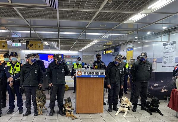 新北市人氣警犬福星兄弟們一起來協助北捷執行防恐勤務。（警方提供）