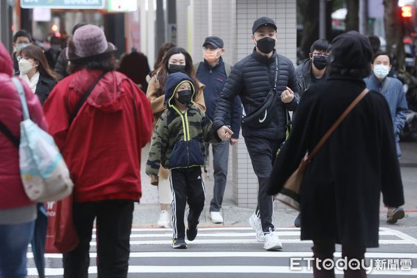 ▲▼天氣 冷氣團報到 降溫 低溫 寒冷 冬衣 保暖。（圖／記者屠惠剛攝）