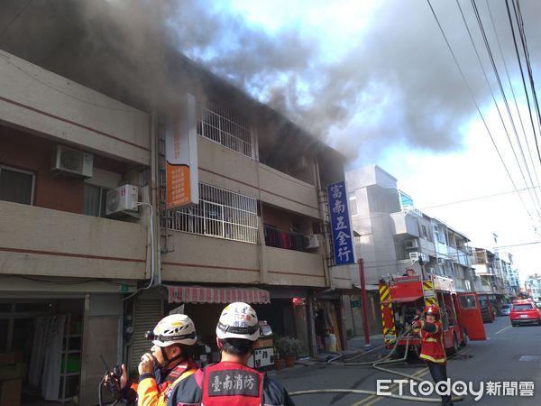 ▲台南安南區大安街發生住宅火警，4戶連棟式建築起火冒煙，消防人員全力滅火。（圖／記者林悅翻攝，下同）