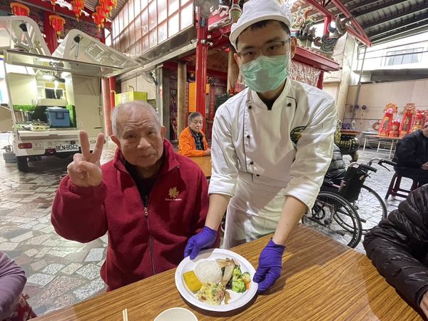 ▲今年委託玄奘大學餐管系師生現場烹煮美味料理，並提供桌邊服務。（圖／新竹市政府提供）