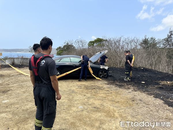 ▲▼屏東公墓火警，一輛400萬賓士車慘遭火舌波及。（圖／記者陳崑福翻攝）