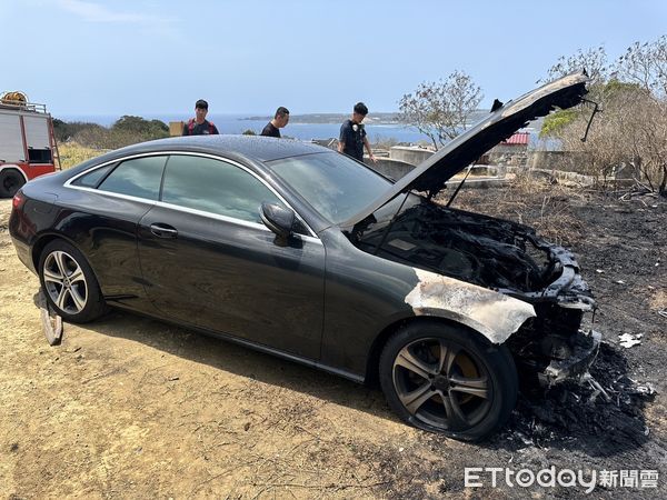 ▲▼屏東公墓火警，一輛400萬賓士車慘遭火舌波及。（圖／記者陳崑福翻攝）