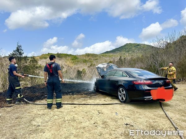 ▲▼屏東公墓火警，一輛400萬賓士車慘遭火舌波及。（圖／記者陳崑福翻攝）