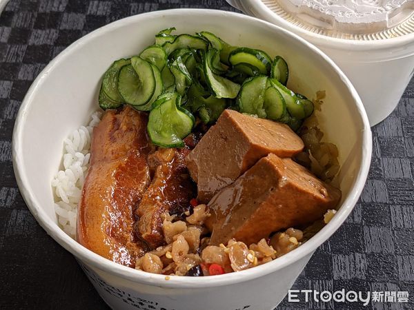 ▲一甲子餐飲的焢肉飯。（圖／記者黃士原攝）