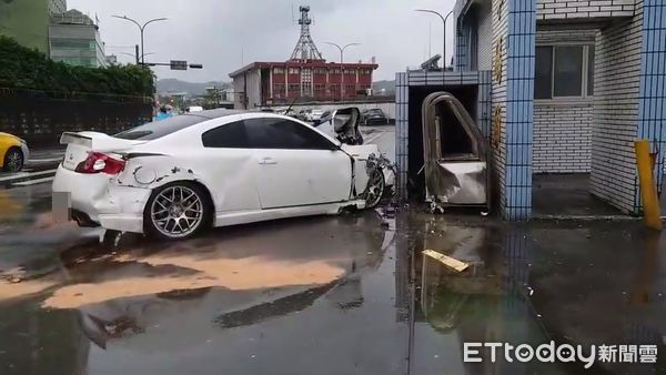 ▲▼基隆營區前車禍             。（圖／記者郭世賢攝）