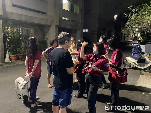 ▲南消六大隊和緯分隊，結合義消婦女防火宣導隊實施災後訪視，並向民眾宣導防熊防火常識。（圖／記者林悅翻攝，下同）