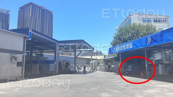 ▲一名貨車司機就把車停在加油站的自助整理區內抽菸             。（圖／地方中心翻攝）