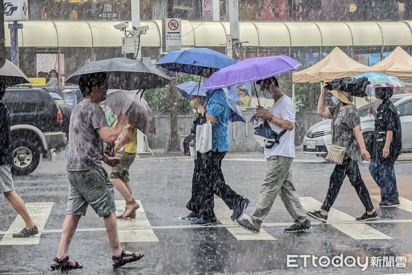 ▲台北午後雷陣雨。（圖／記者林敬旻攝）