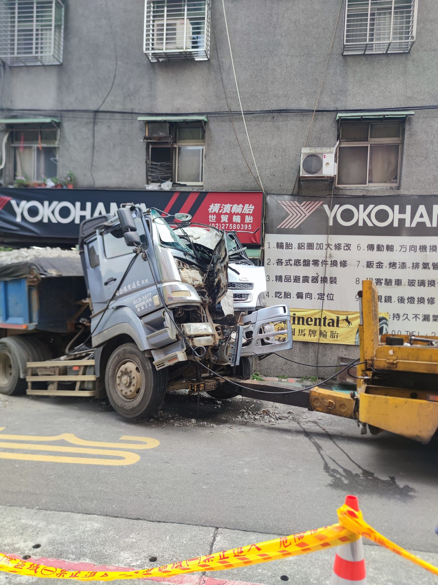 ▲▼砂石車信義區撞斷民宅承重柱 。（圖／翻攝信義區三兩事臉書社團）