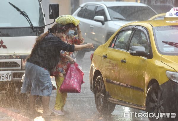 ▲▼天氣,路人,雷雨,口罩,大雨,大雷雨,下雨,雨天,豪大雨,午後雷陣雨,梅雨,降雨,氣象,豪雨,颱風外圍環流,西南氣流,滯留鋒面,撐傘,雨傘,陰雨綿綿,潮濕,濕度,熱對流,天氣配圖。（圖／記者李毓康攝）