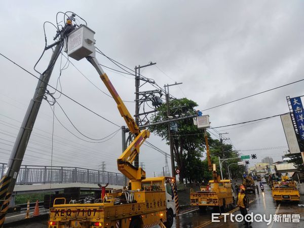 ▲台電派員積極搶修受到風勢影響的地區，截至28日下午4時止已有6萬2041餘戶恢復供電，尚有約5070戶停電中。（圖／記者林悅翻攝，下同）