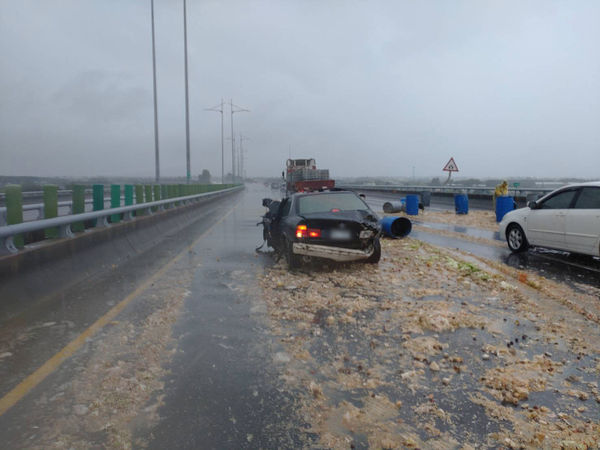 ▲▼廚餘車追撞「黃金」灑滿國道　現場畫面曝光網嚇壞：聞到味道了。（圖／國道公路警察局）