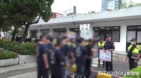 ▲▼▲萬國幫元老告別式，特定幫派服飾「露出」，北市警中山分局長舉牌告誡。（圖／記者邱中岳翻攝）