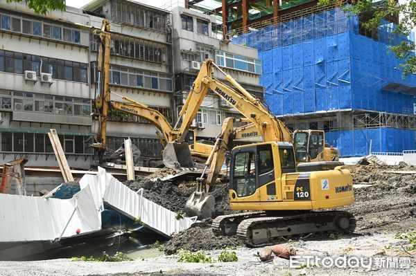 ▲▼台北市大直街94巷內基泰建設之建築工地疑因地下室施工不慎，導致鄰近民宅房屋傾斜下陷。（圖／記者李毓康攝）