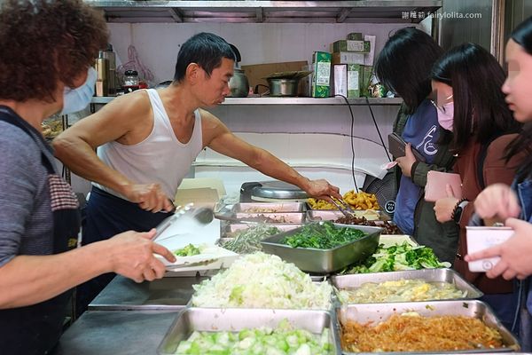 ▲▼台北美食小李便當店，一天只賣3小時，神祕隱藏版小雞飯香酥誘人。（圖／蹦啾謝蘿莉提供）