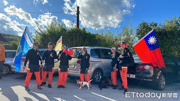 ▲超強搜救犬Amei為國爭光！遠征奧地利參賽　台灣隊揮國旗出場感動（圖／領犬員周欣維提供，請勿隨意翻拍，以免侵權。）