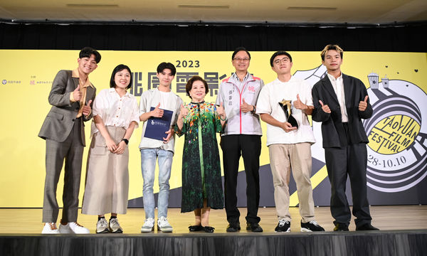 ▲《橋頂少年》演員林毓家（左起）、製片蔣佳妤、演員陳俞諺、嘉賓陳淑芳、桃園市市長張善政、導演張不乙、演員陳泰河。（圖／桃園電影節提供）