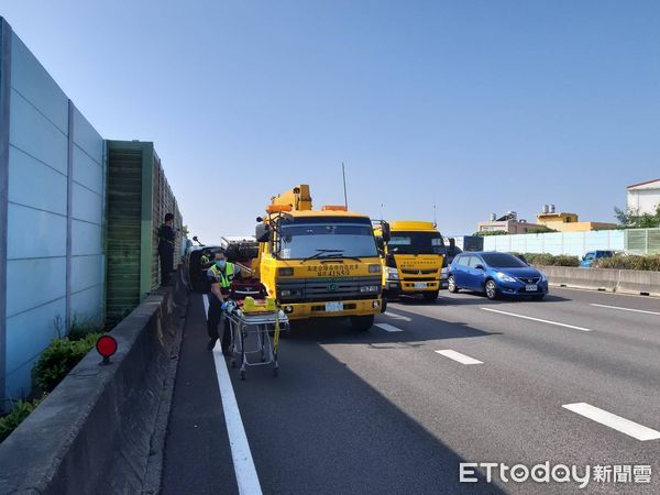 ▲國道彰化段貨車翻覆造成大塞車。（圖／彰化縣消防局提供）