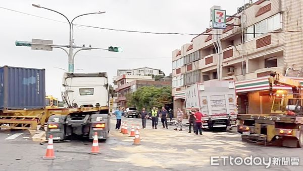 ▲桃園市大園區國際路二段今天下午發生直行大貨車撞上左轉貨櫃車，現場一片狼藉。（圖／記者沈繼昌翻攝）