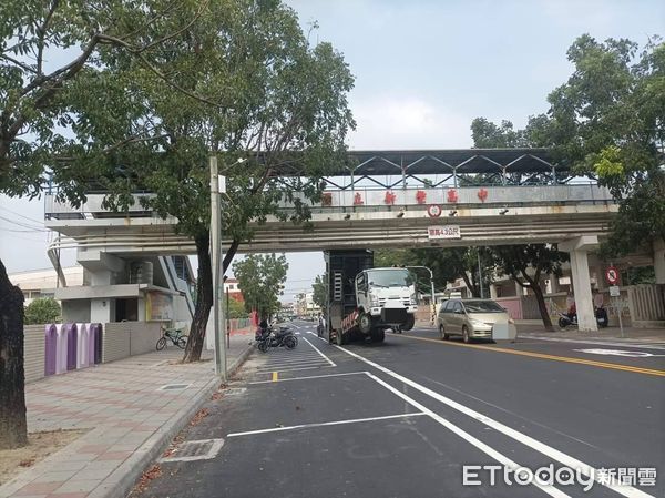 ▲1部大貨車在中正北路1段工地卸貨後，疏漏將車斗收好即駕車啟動，行經歸仁區國立新豐高中前，一頭撞上人行天橋，造成陳姓駕駛受傷。（圖／記者林東良翻攝，下同）