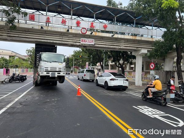 ▲1部大貨車在中正北路1段工地卸貨後，疏漏將車斗收好即駕車啟動，行經歸仁區國立新豐高中前，一頭撞上人行天橋，造成陳姓駕駛受傷。（圖／記者林東良翻攝，下同）