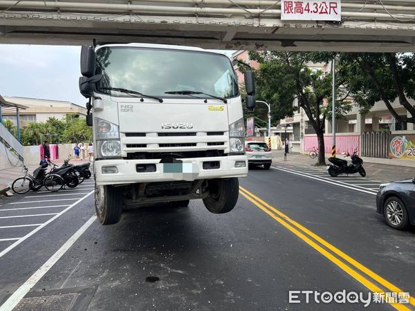 ▲1部大貨車在中正北路1段工地卸貨後，疏漏將車斗收好即駕車啟動，行經歸仁區國立新豐高中前，一頭撞上人行天橋，造成陳姓駕駛受傷。（圖／記者林東良翻攝，下同）