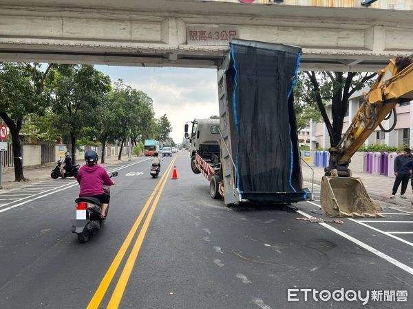 ▲1部大貨車在中正北路1段工地卸貨後，疏漏將車斗收好即駕車啟動，行經歸仁區國立新豐高中前，一頭撞上人行天橋，造成陳姓駕駛受傷。（圖／記者林東良翻攝，下同）