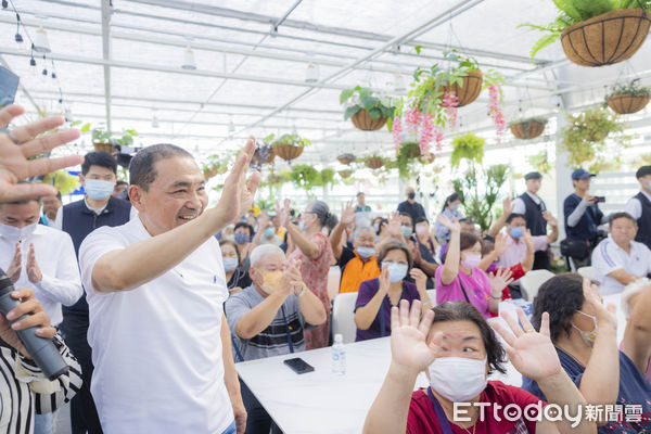 ▲國民黨總統參選人侯友宜到土庫驛可可莊園和在地農友座談。（圖／記者蔡佩旻翻攝）