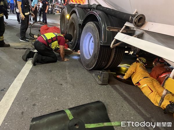 ▲屏東鹽埔鄉光復路槽車與腳踏車發生交通事故，消防隊員救援             。（圖／記者陳崑福翻攝）